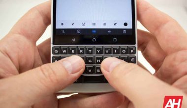 804938262840-AH-2019-BlackBerry-Key2-31-typing-keyboard